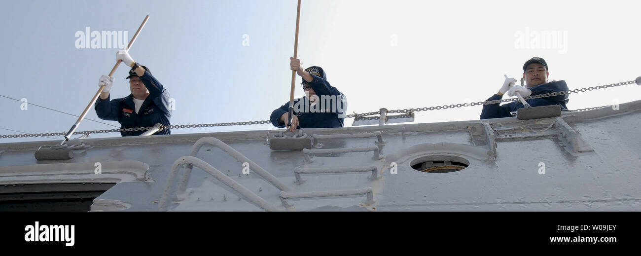 Die Crew der USS Nimitz's Farbe Japan historische Schlachtschiff Mikasa in Yokosuka, Japan am 25. August 2009. Us-Admiral Chester W. Nimitz spearheaded eine Restaurierung Bewegung der Mikasa, 1900 erbaut, nach dem Zweiten Weltkrieg japanischen Admiral Heihachiro Togo, der die Schlacht von Tsushima mit der mikasa während des Russisch-Japanischen Krieges im Jahre 1905 gewann zu ehren. UPI/Keizo Mori Stockfoto