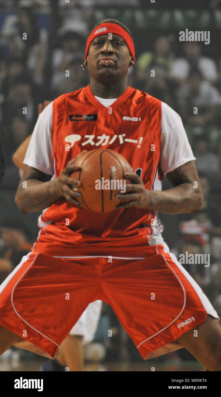 Dennis Rodman wärmt für das Spiel der Straße Basketball gegen die Japans omecity geht an S2E' an der Ariake Colosseum in Tokio, Japan, am 19. August 2010. UPI/Keizo Mori Stockfoto