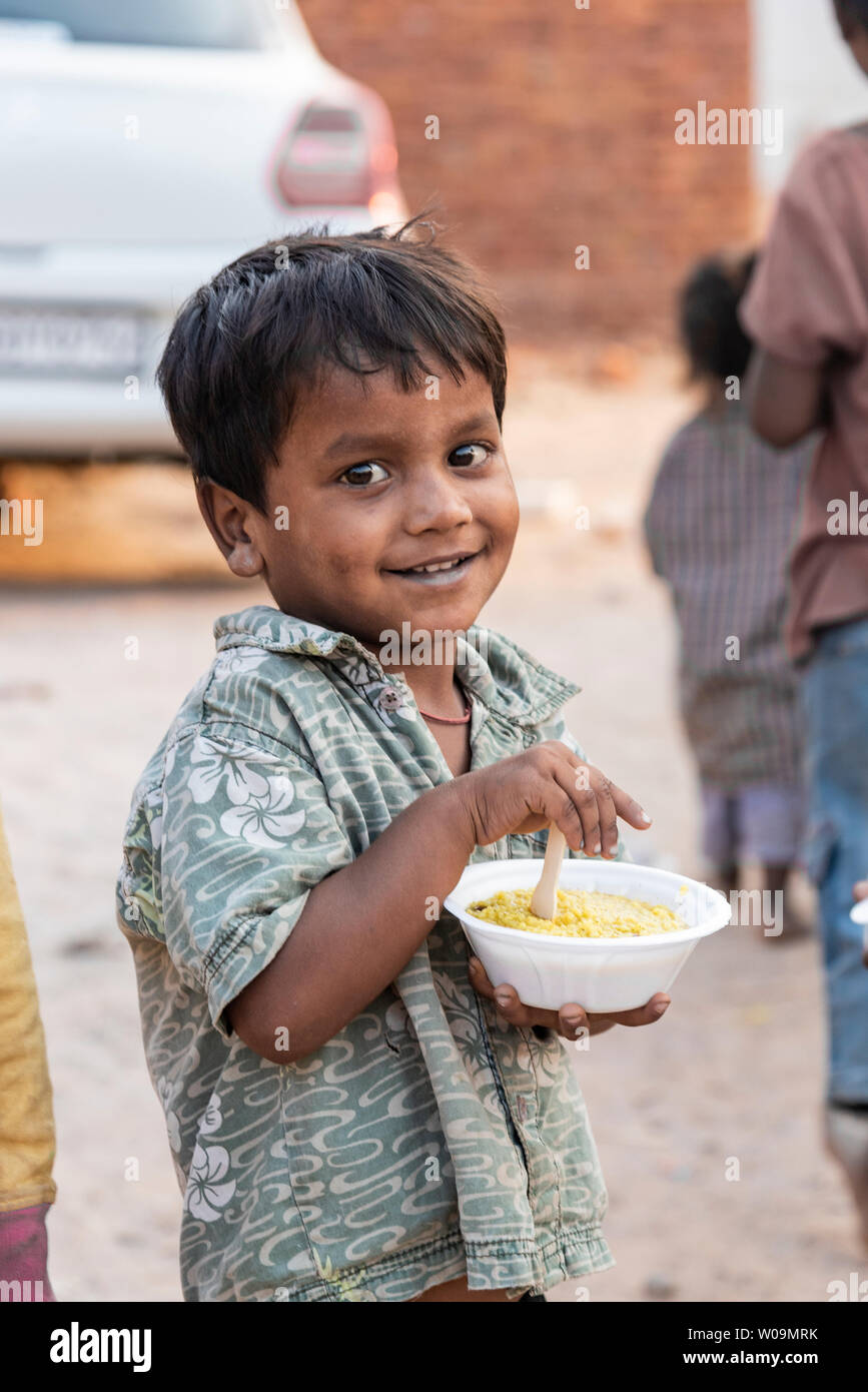 Arme Kinder an einer Verteilung von Nahrungsmitteln camp in New Delhi, Indien. Stockfoto