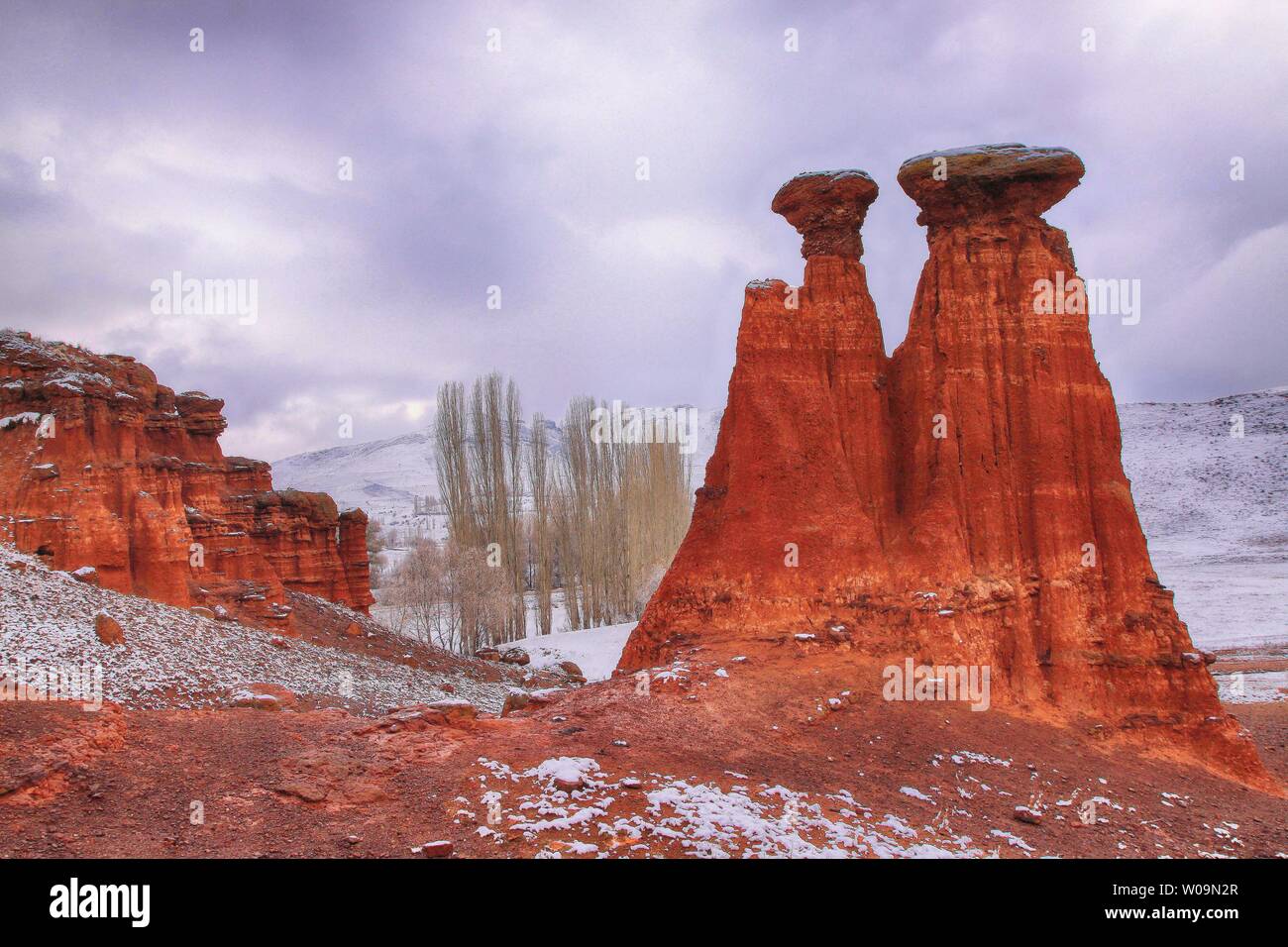 Die Kamine sind die Grenzen der Stadt Erzurum Provinz Narman. Diese Formation, die block-size Rot - Burgund - kranke Farbige - sortiert. Stockfoto