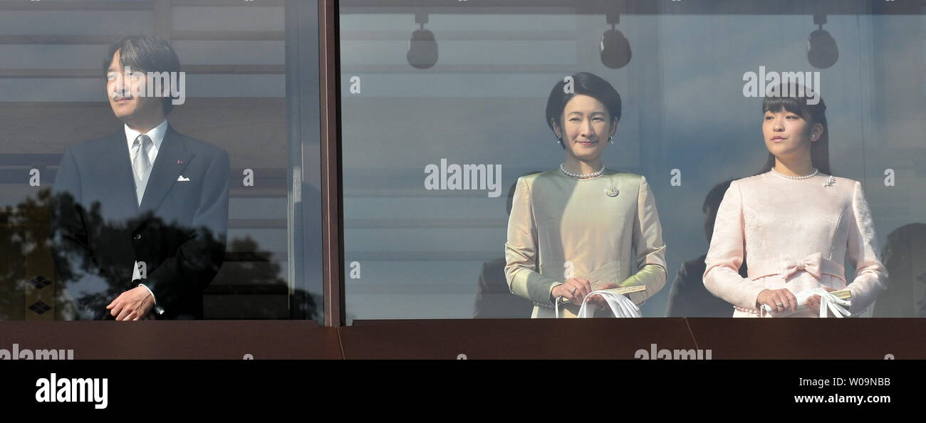 (L - R) Japans Prinz Akishino, Prinzessin Kiko und ihre Tochter Prinzessin Mako ein neues Jahr Gruß an der East Plaza, Imperial Palace in Tokio, Japan, am 2. Januar 2012 teilnehmen. UPI/Keizo Mori Stockfoto