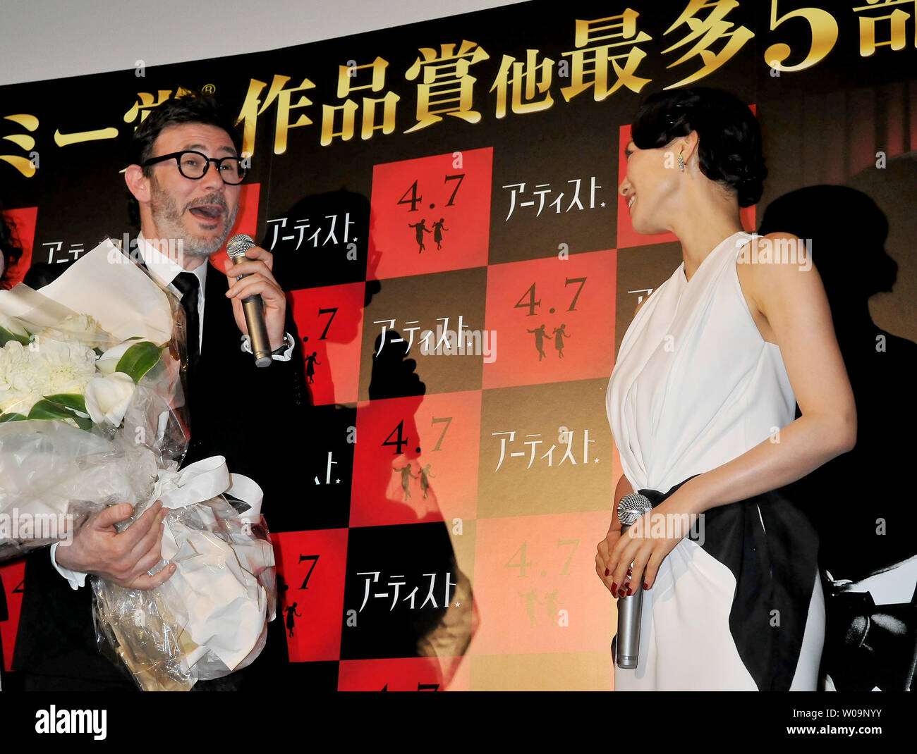 Die japanische Schauspielerin Miki Nakatani (R) und Direktor Michel Hazanavicius besuchen eine Bühne Gruß während des Japan Premiere für den Film "Der Künstler" in Tokio, Japan, am 8. März 2012. Dieser Film wird am 7. April in Tokio zu öffnen. UPI/Keizo Mori Stockfoto