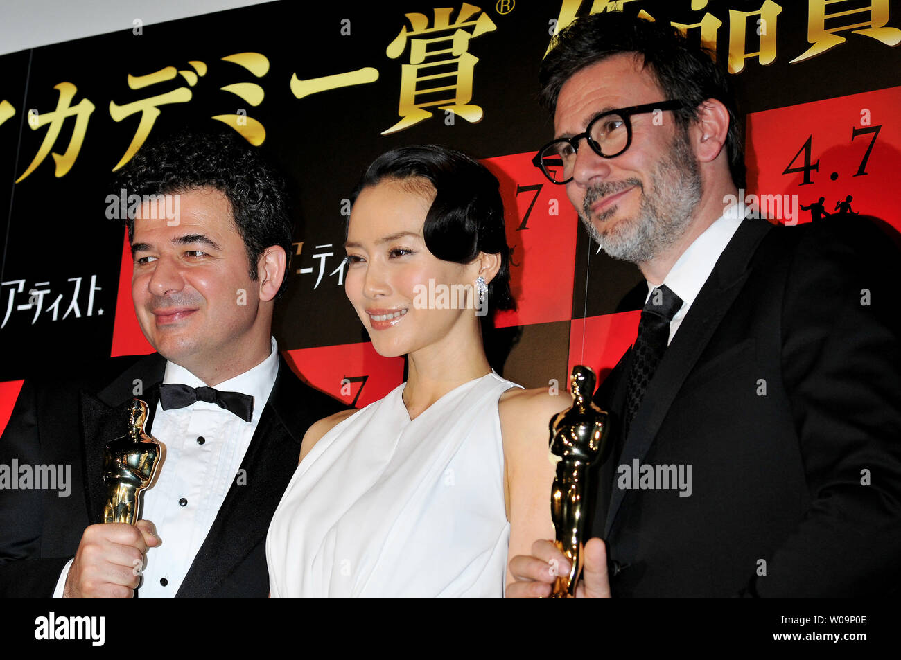 (L - R) der französische Komponist Ludovic Bource, japanische Schauspielerin Miki Nakatani, Direktor Michel Hazanavicius besuchen eine Bühne Gruß während des Japan Premiere für den Film "Der Künstler" in Tokio, Japan, am 8. März 2012. Dieser Film wird geöffnet 7. April in Tokio. UPI/Keizo Mori Stockfoto