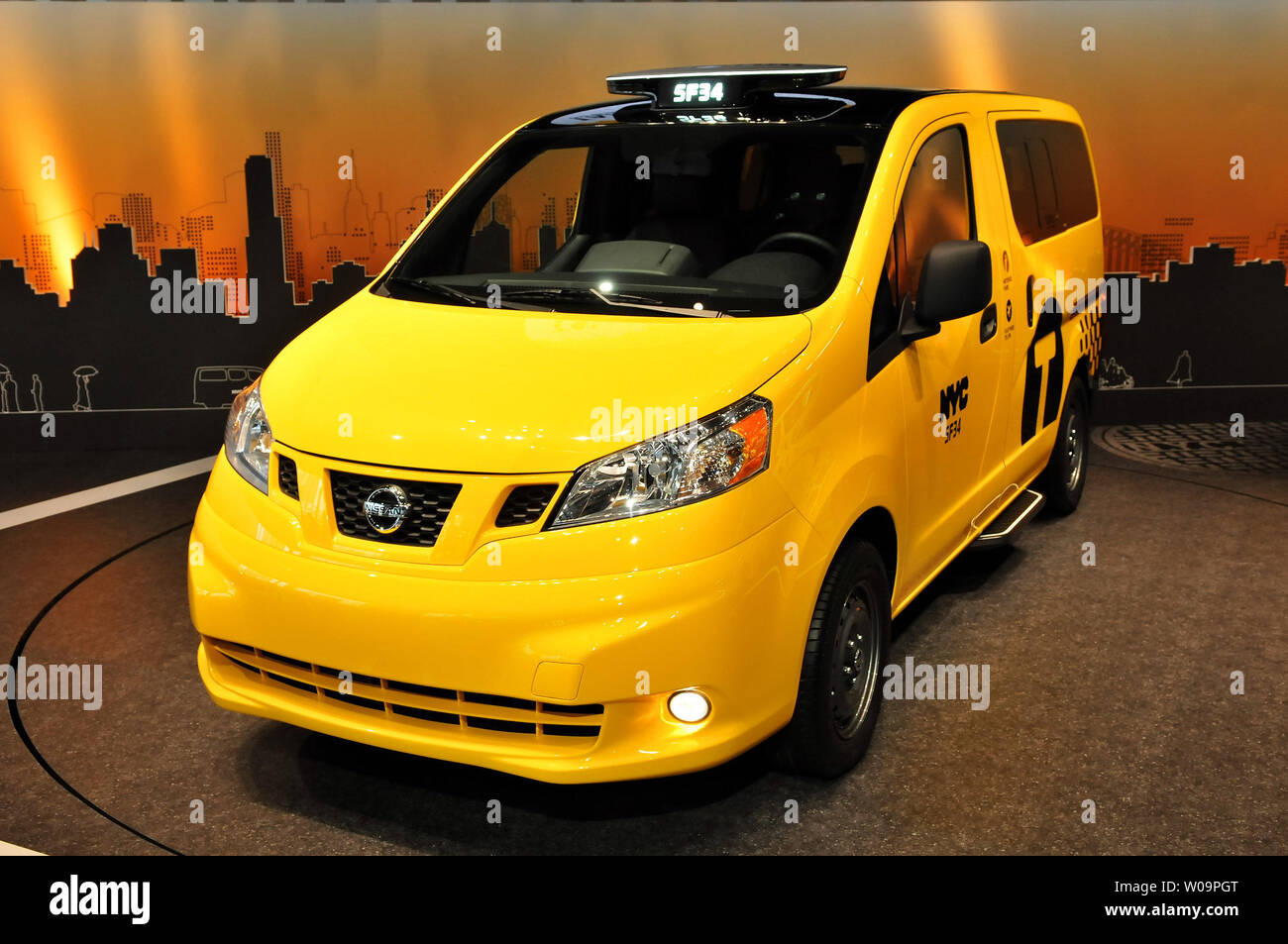 New York Taxi 'NV 200' wird während der Pressekonferenz im globalen Nissan hat seinen Sitz in Yokohama angezeigt, die Präfektur Kanagawa, Japan, am 29. Mai 2012. Die NV200 wurde von der New York City Taxi und Limousinen Kommission als der Stadt Taxi für morgen gewählt." UPI/Keizo Mori Stockfoto