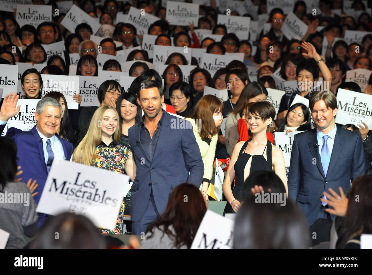 (L-R) Produzent Cameron Mackintosh, Schauspieler Amanda Seyfried, Hugh Jackman, Anne Hathaway und Regisseur Tom Hooper ein Japan Premiere für den Film "Les Miserables" in Tokio, Japan, am 28. November 2012. UPI/Keizo Mori Stockfoto