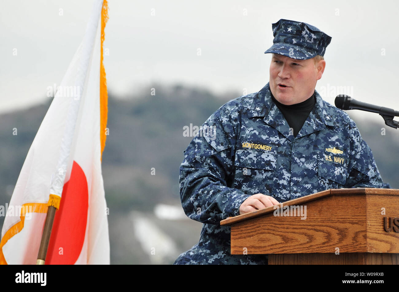 Konteradmiral Mark C. Montgomery, Kommandeur der Kampf Kraft Siebten Flotte, Task Force sieben Null und Carrier Strike Group fünf, spricht während USS Cowpens und USS Antietam Austausch von Befehl Zeremonie an Bord der USS Antietam in Yokosuka U.S. Naval Base in - Präfektur Kanagawa, Japan am 5. Februar 2013. UPI/Keizo Mori Stockfoto