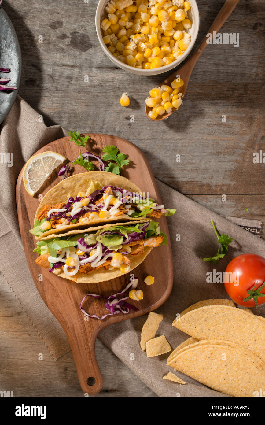 Traditionellen mexikanischen Taco mit Hähnchen und Gemüse auf hölzernen Tisch. Lateinamerikanische Küche. Stockfoto