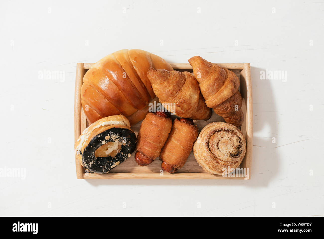 Mandel Krapfen Brötchen, Croissant, Crab Cake, weiche Rollen Kuchen mit Wurst auf Holzplatte, selektiven Fokus Stockfoto