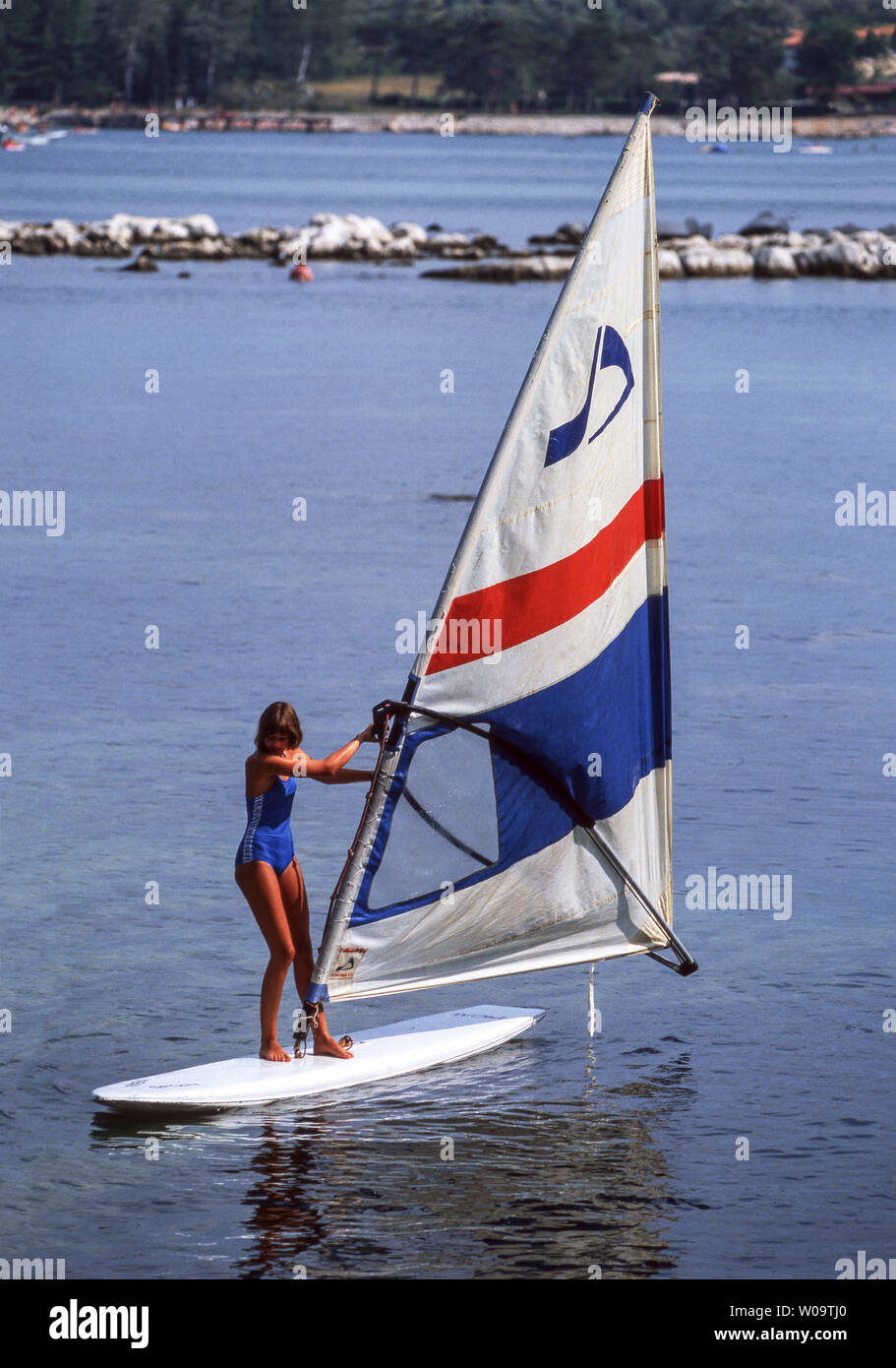 Mädchen lernen zu segeln - Board. der Mittelmeerküste in der Nähe von Cannes. Stockfoto