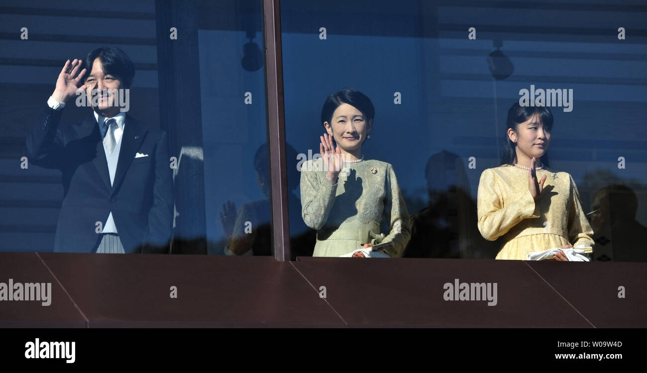 (L - R) Japans Prinz Akishino, Prinzessin Kiko und Prinzessin Mako wave gratulanten von einem Balkon in ein neues Jahr Gruß an der East Plaza, Imperial Palace in Tokio, Japan, am 2. Januar 2014. UPI/Keizo Mori Stockfoto