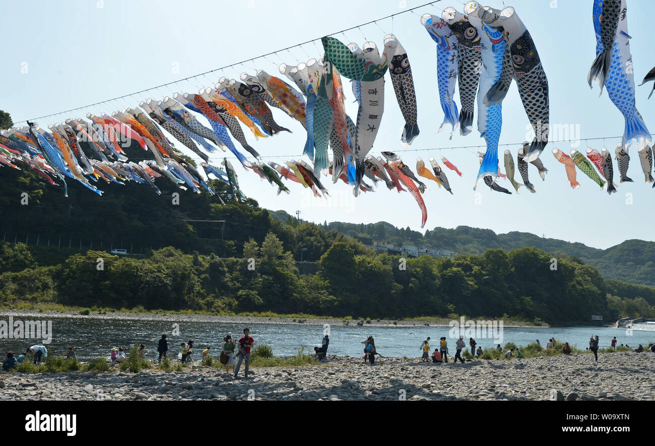 Über 1200 Carp Streamer fliegen in den Himmel über der Sagami Fluss, der Präfektur Kanagawa, Japan am 5. Mai 2015. Carp Streamer sind Symbol für den Wunsch der guten Gesundheit und Kraft für die Kinder, eine traditionelle Veranstaltung, die die Kinder Tag. Foto von keizo Mori/UPI Stockfoto