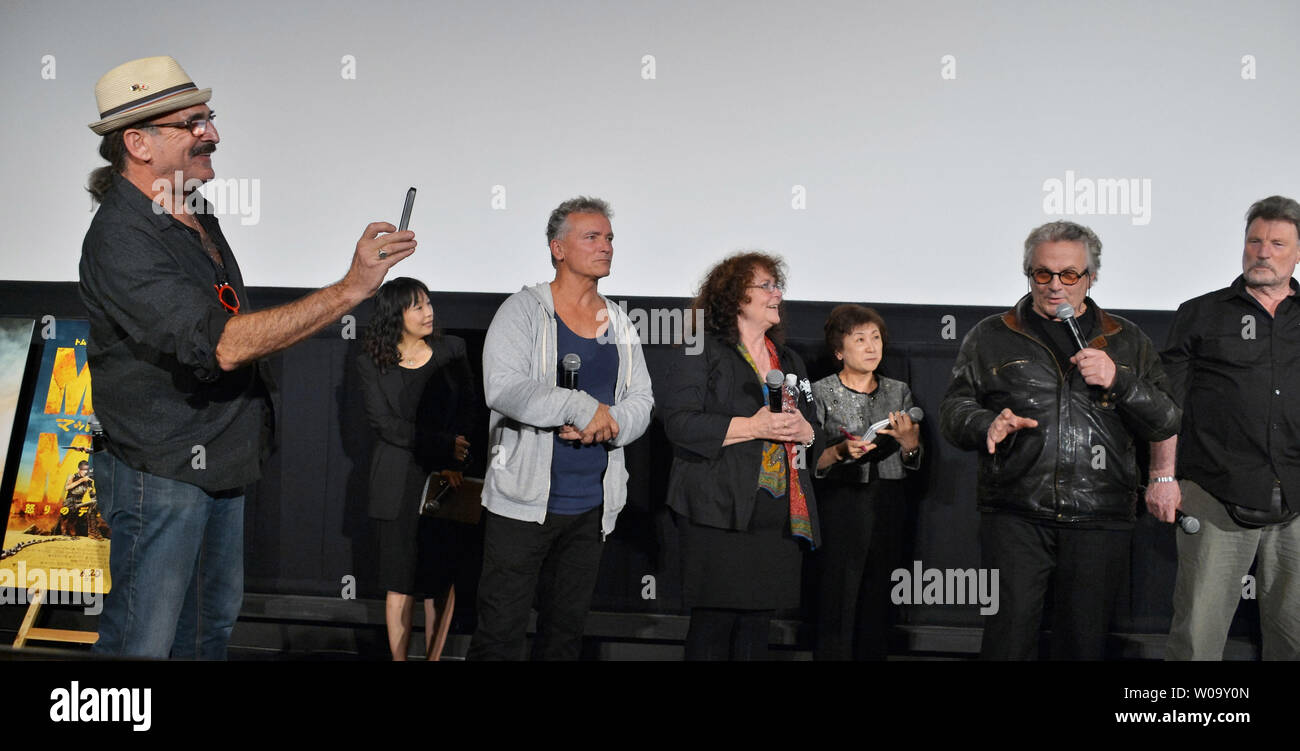 (L - R) Schauspieler Paul Johnstone, Tim Burns, Schauspielerin Joanne Samuel, Regisseur George Miller, Schauspieler Vernon Wells und Vincent Gil an einer Bühne Gruß für den Film 'Mad Max: Fury road" in Tokio, Japan, om Juni 5, 2015. Foto von keizo Mori/UPI Stockfoto