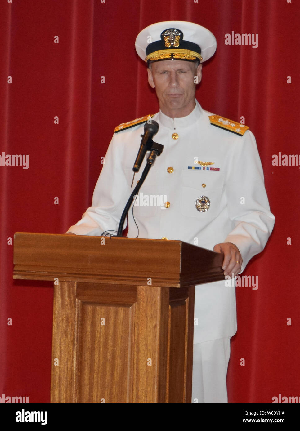 Vice Adm. Joseph S. Aucoin, neuen Kommandanten der US-Siebten Flotte spricht während einer US-Siebten Flotte Wechsel der Befehl Zeremonie an der Flotte Aktivitäten Yokosuka, in Kanagawa, Japan, am 7. September 2015. Foto von keizo Mori/UPI Stockfoto