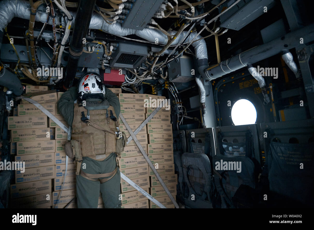 Mitglied der US-Marines wurde ein Hilfsgüter auf der MV-22 Osprey am JGSDF Vice-Camp Takayubaru in Mashiki, Präfektur Kumamoto, Japan am 23. April 2016. Foto von keizo Mori/UPI Stockfoto