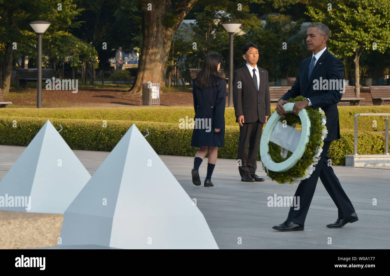 Us-Präsident Barack Obama legt einen Kranz am Hiroshima Peace Memorial Park in Hiroshima, Japan, am 27. Mai 2016. Obama ist der erste Sitzung der US-Präsident zu Besuch in Hiroshima Hinsicht an die 140.000 Menschen durch die erste nukleare atomare Bombe der Welt im Jahr 1945 getötet, dass der Zweite Weltkrieg zu Ende gebracht. Foto von keizo Mori/UPI Stockfoto
