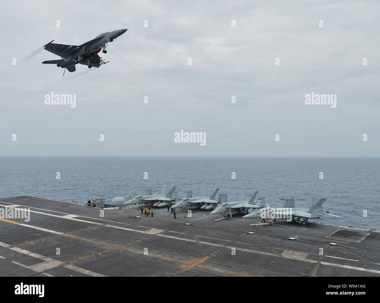 Ein U.S. Navy F/A-18F Super Hornet fliegt über das Deck der USS John C Stennis (CVN-74) in den USA, Indien und Japan joint naval Übung 'Malabar" im philippinischen Meer, östlich von Okinawa, Japan, am 15. Juni 2016. Foto von keizo Mori/UPI Stockfoto