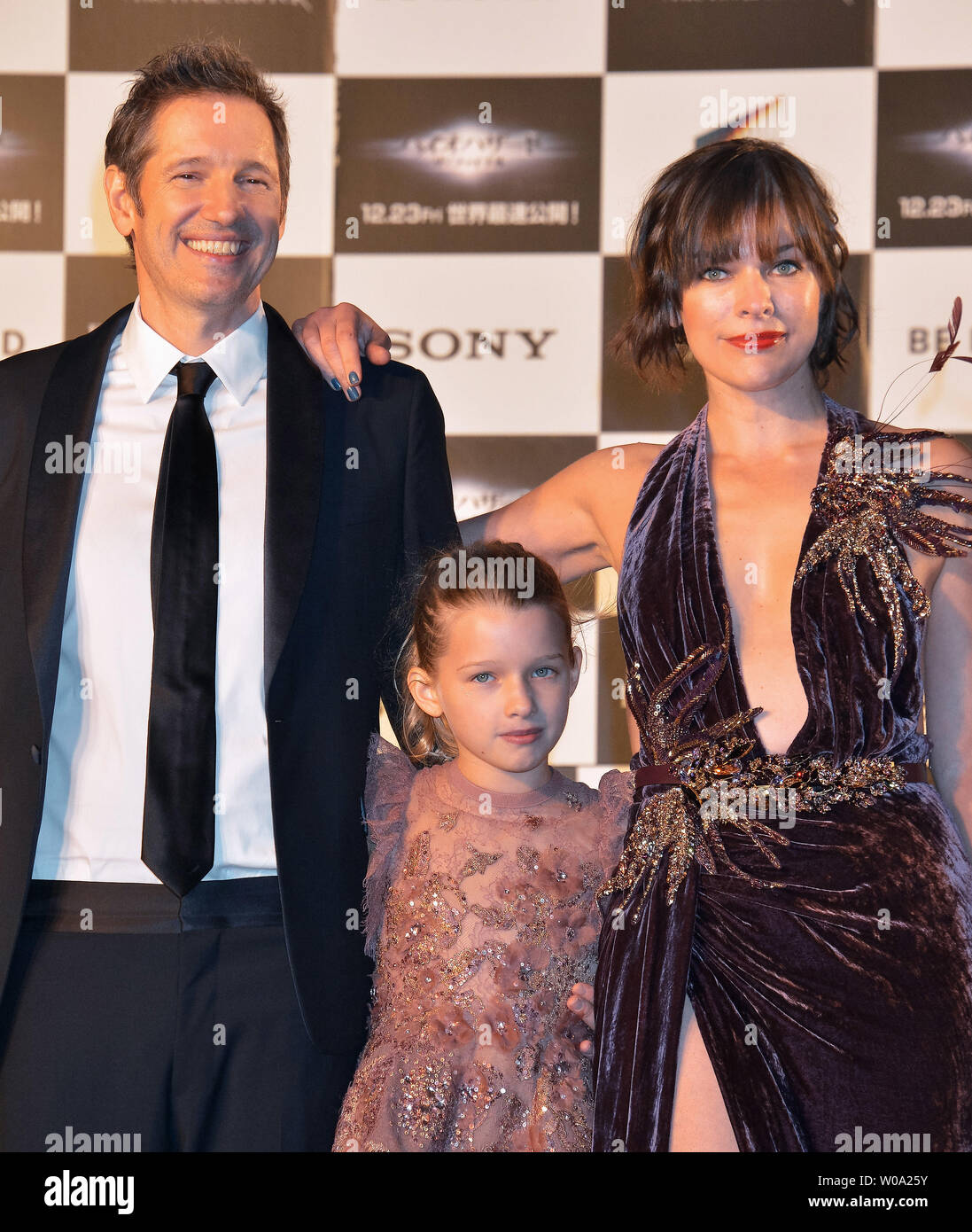 (L - R) Regisseur Paul W.S. Anderson, seine Tochter jemals Anderson und Schauspielerin Milla ...