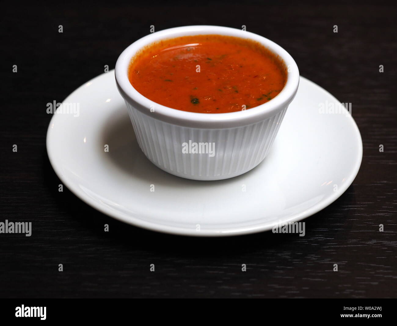 Juni 2019 - Hausgemachte Red Pepper Sauce mit gehacktem grünen Chilis Stockfoto