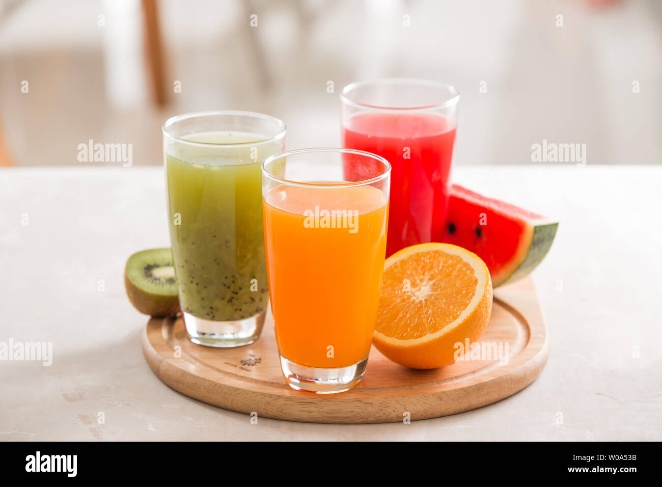 Frische Säfte Smoothie drei Glas Rot Grün Orange tropische Früchte Wassermelone, Kiwi, Orange. Selektiver Fokus Stockfoto