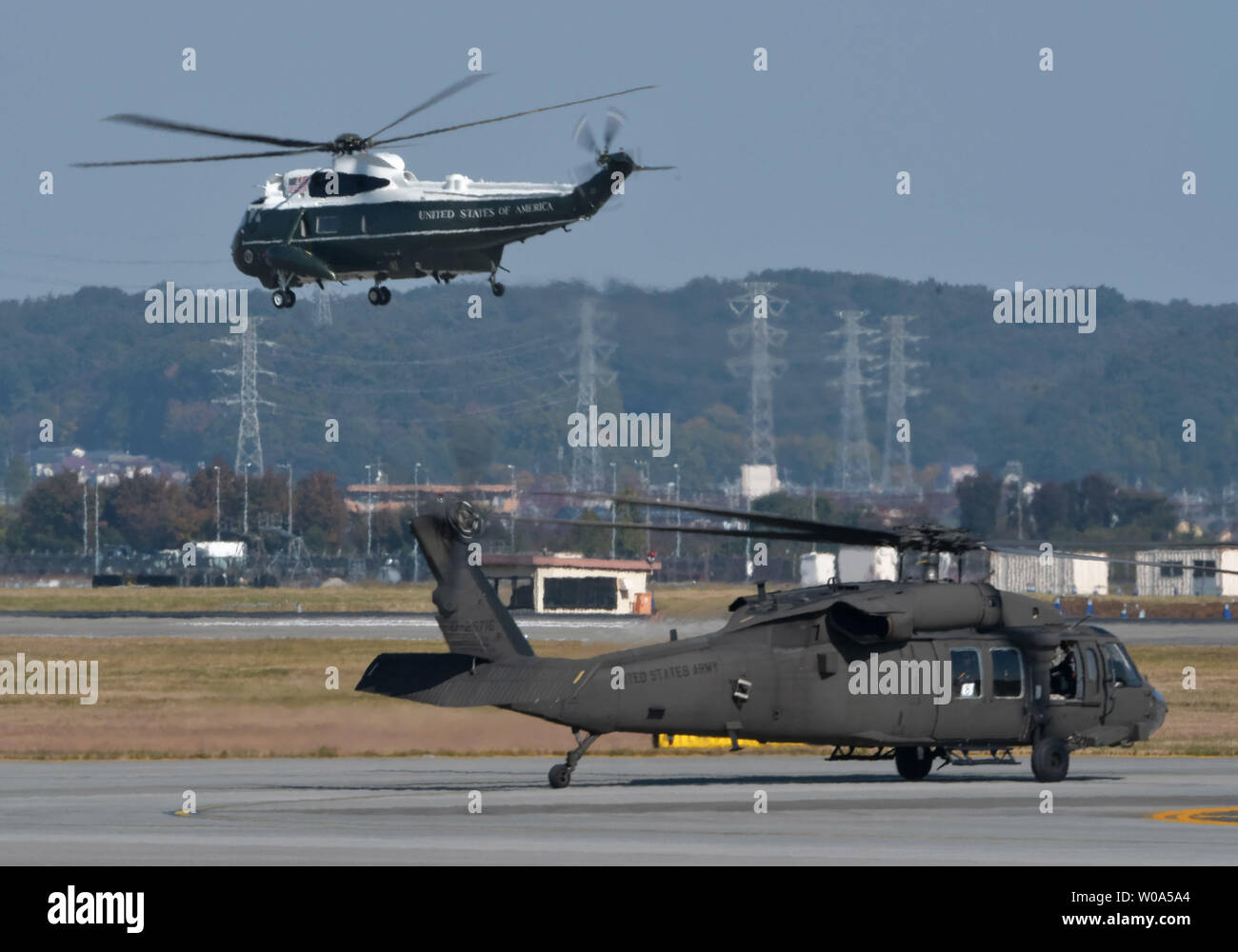 Us-Präsident Donald Trump an Bord Marine One bei Yokota Air Base in Tokio, Japan, am 5. November 2017. Foto von keizo Mori/UPI Stockfoto