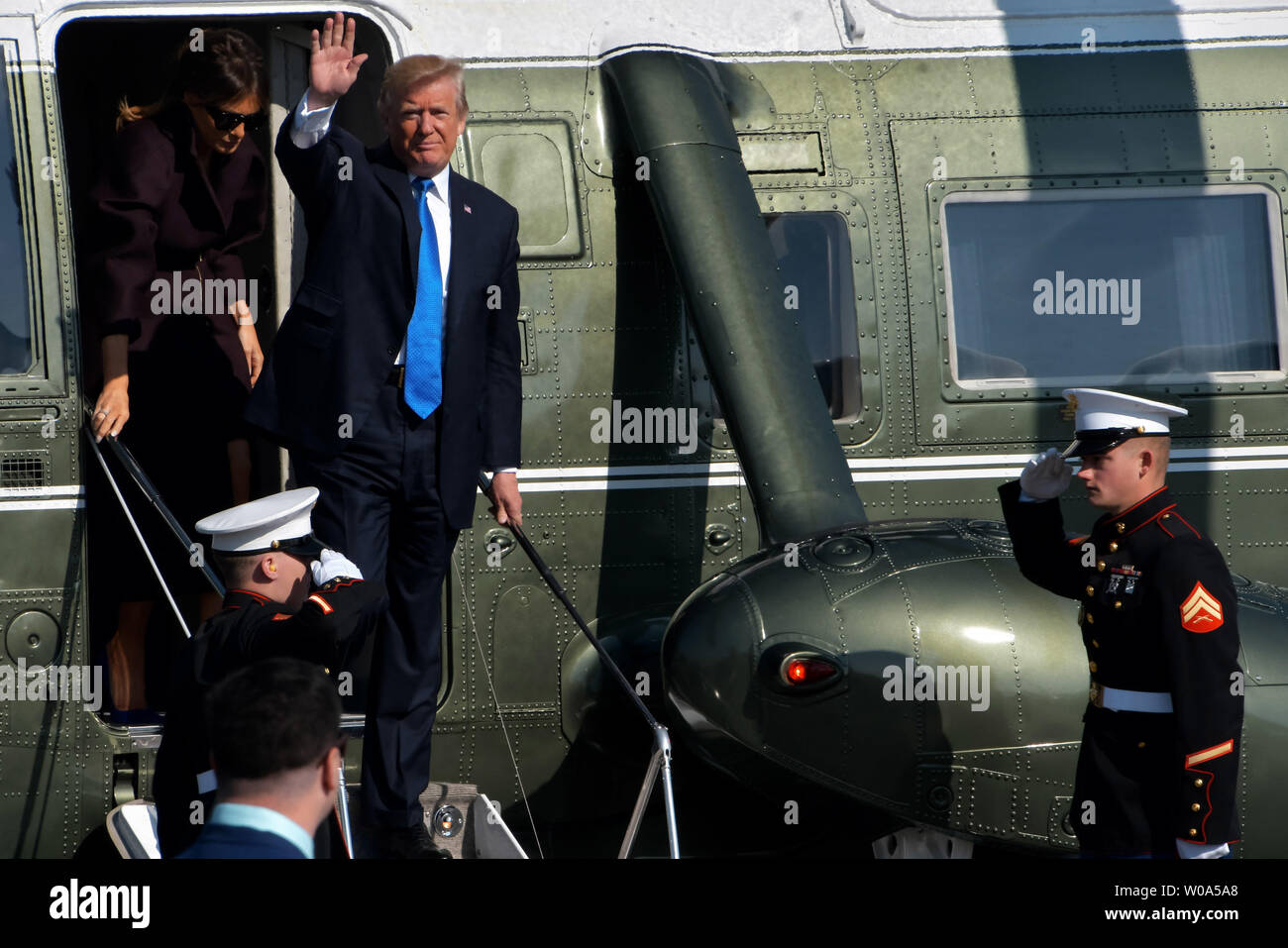 Us-Präsident Donald Trump und First Lady Melania Schritt weg von Marine One, Air Force One bei Yokota Air Base in Tokio am 7. November 2017. Foto von keizo Mori/UPI Stockfoto