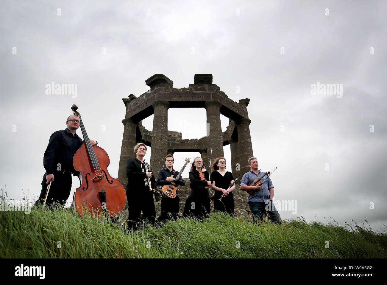 Die Musiker aus dem # iPlay4 Frieden crowdsourced global Orchester (von links) Scott Matheson, Pauline Schwarz, Finley Campbell, Emma Hastings, Clara-Jane Maunder und Paul Anderson lanciert neue Musik im Stonehaven war Memorial in Aberdeenshire, eine unvollendete Griechische Tempel, die die unvollendeten Leben durch Krieg, vor dem 100. Jahrestag der Unterzeichnung des Versailler Vertrages am 28. Juni 2019. Stockfoto