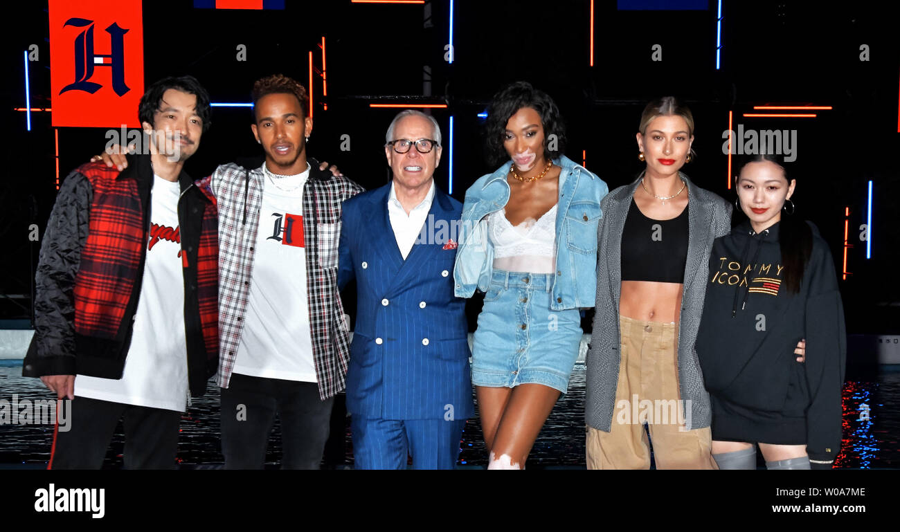 (L - R) japanische Schauspieler Nobuaki Kaneko, Rennfahrer Lewis Hamilton, Modedesigner Tommy Hilfiger, Modell Winnie Harlow, Hailey Baldwin und japanische Schauspielerin Fumi Nikaido nehmen an der Veranstaltung 'Tommy Hilfiger präsentiert Tokyo Symbole" in Tokio, Japan, am 8. Oktober 2018. Foto von keizo Mori/UPI Stockfoto