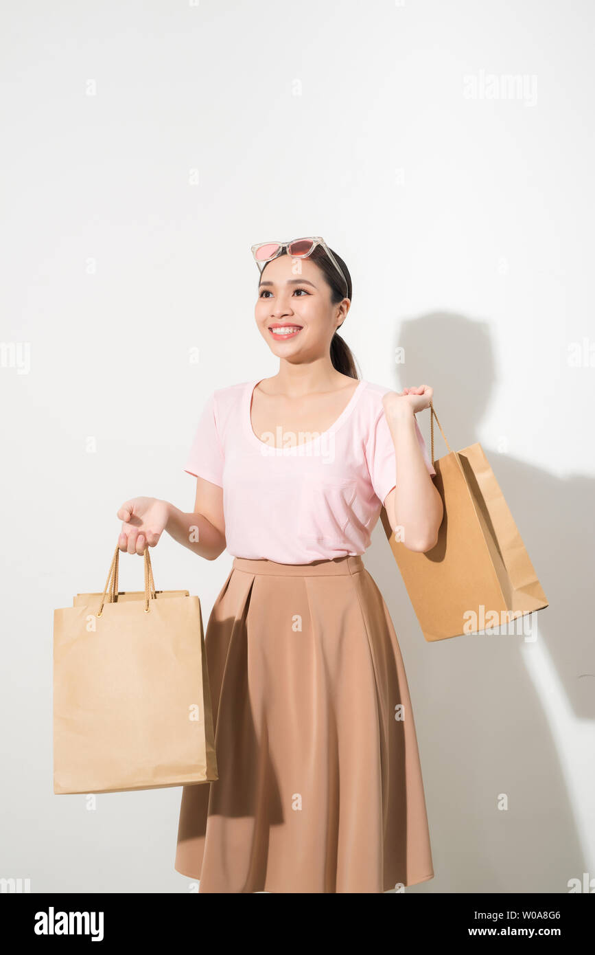 Junge Frau mit Kauf auf einem weißen Hintergrund, Mode, Beauty Stockfoto