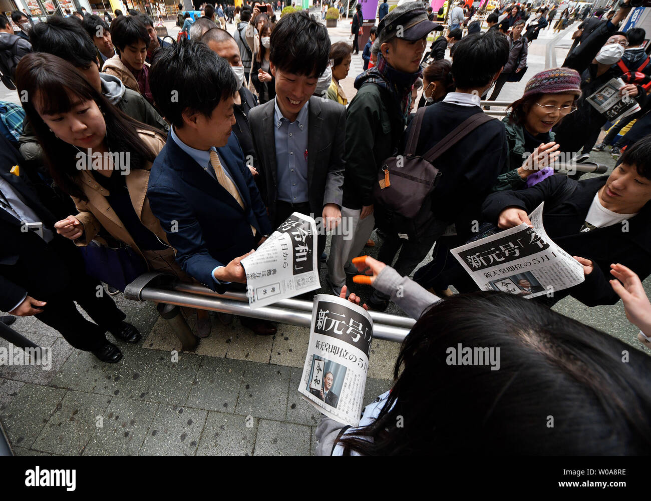 Personen erhalten die zusätzliche Ausgabe der Zeitung die Berichterstattung über die neue Ära namens "Reiwa" in der Nähe des Bahnhof Akihabara in Tokio, Japan, am 1. April 2019. Japan's Chief Cabinet Secretary Yoshihide Suga sagte, daß die neue Ära Name 'Reiwa' aus dem 'Manyoshu abgeleitet" ist die älteste Anthologie der japanischen Dichtkunst. Foto von keizo Mori/UPI Stockfoto