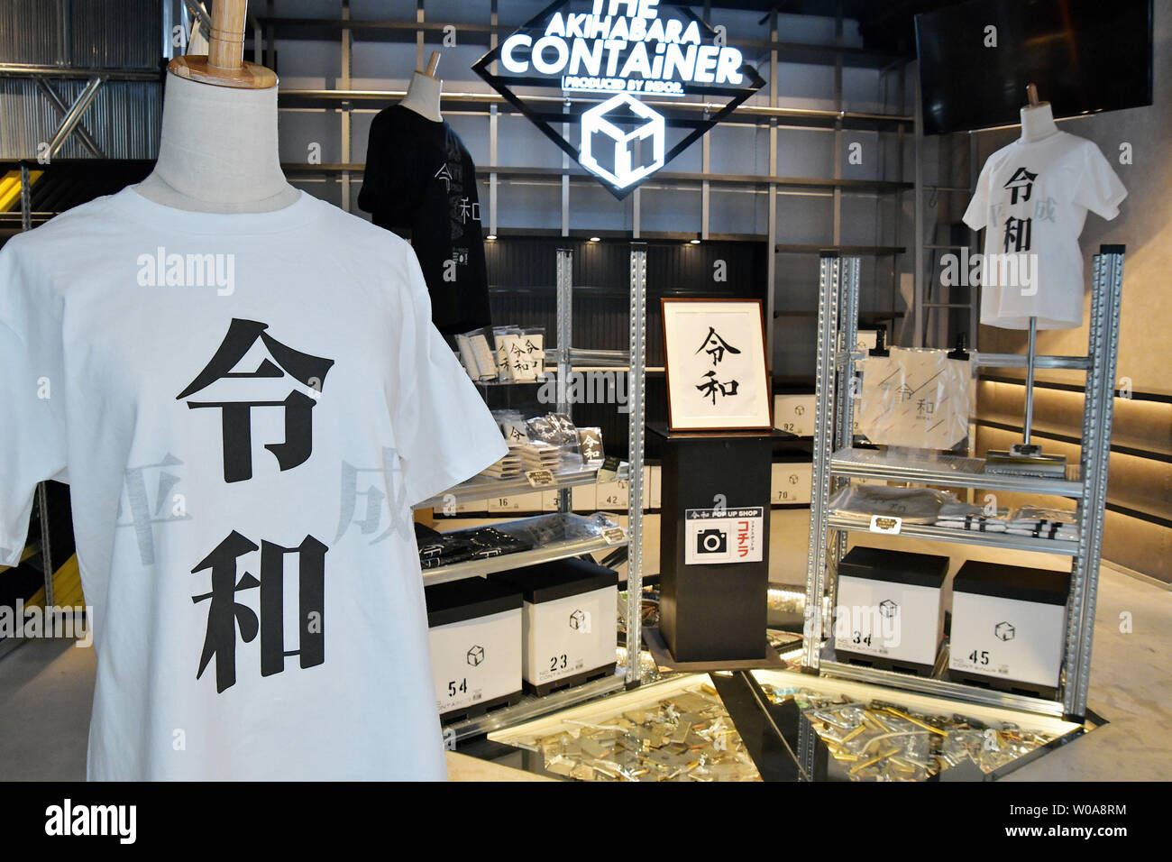 T Shirt Und Smartphone Bei Der Neuen Ara Name Reiwa Sind In