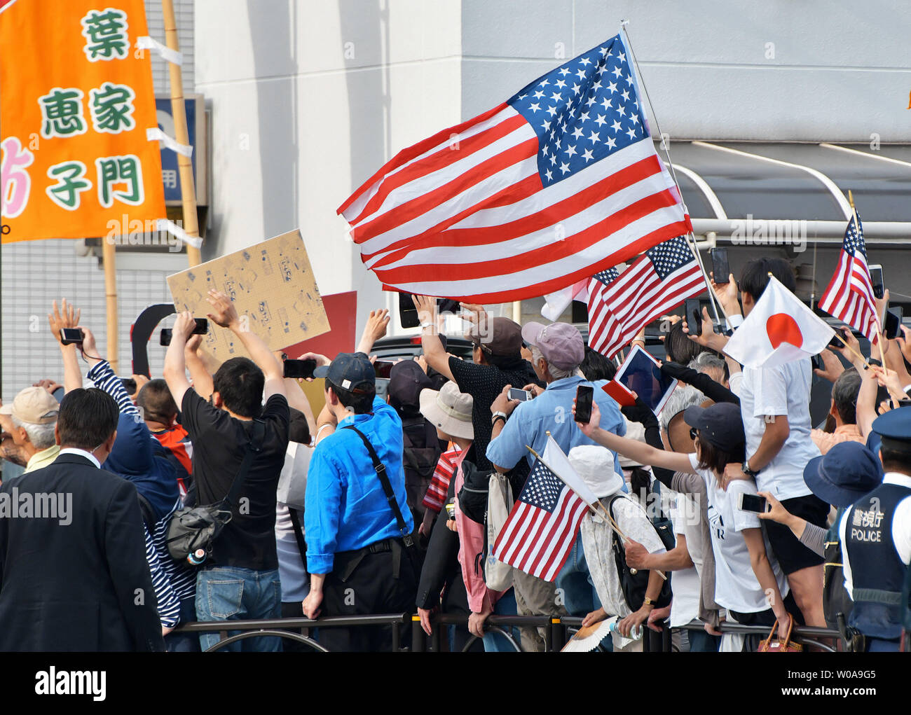 Besucher wave US-Flaggen, wie sie für die US-Präsidenten warten an einem Grand Sumo Turnier an der Ryogoku Kokugikan in Tokyo Japan, am 26. Mai 2019 eintreffen. Foto von keizo Mori/UPI Stockfoto
