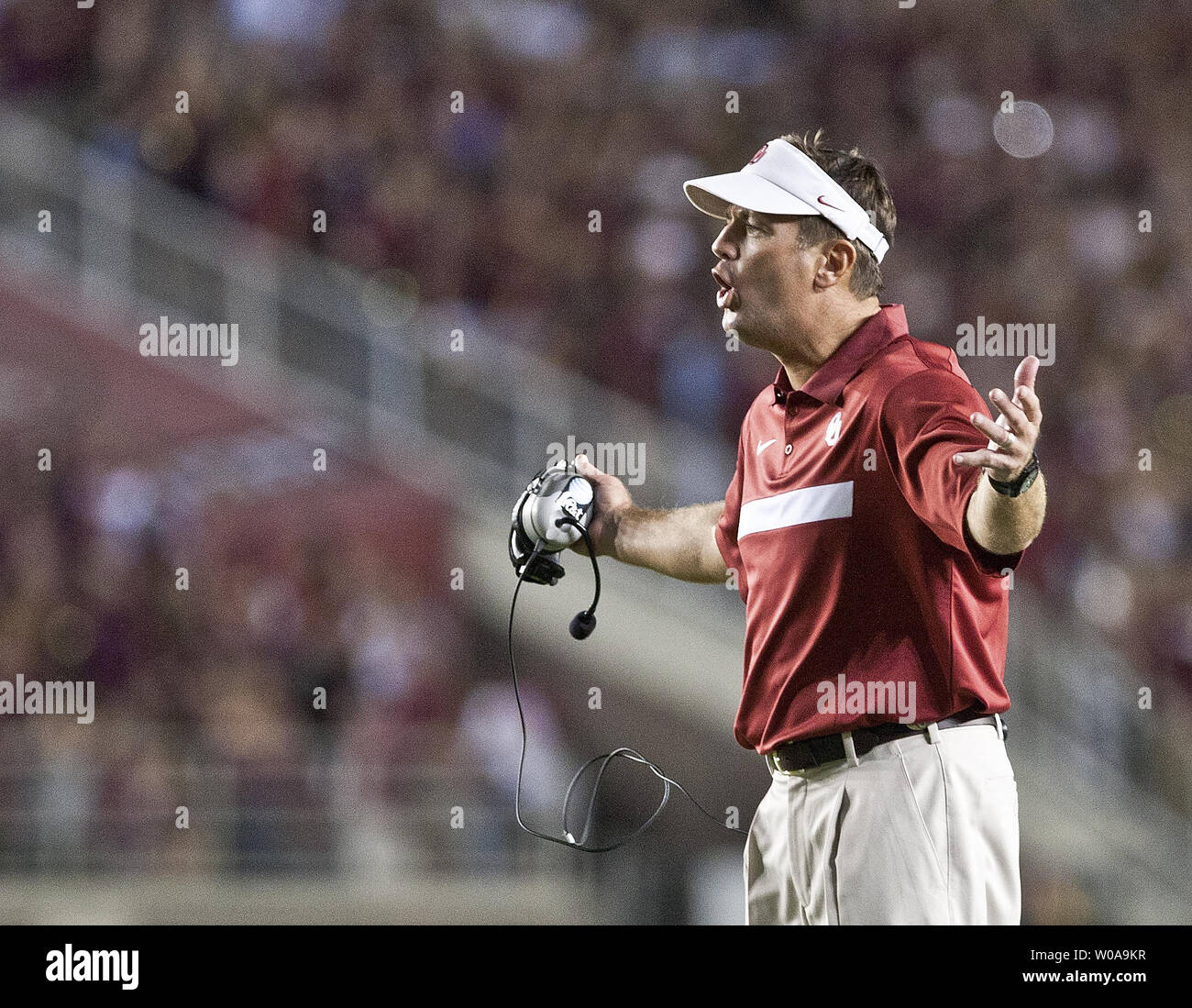 Oklahoma Head Coach Bob Stoops, beschwert sich über eine Strafe im 1. Halbjahr ihre NCAA Football Game in Tallahassee, Florida, Sept. 17, 2011. Die Oklahoma Sooners besiegten die Florida State Sminoles 23-13. UPI/Mark Wallheiser Stockfoto