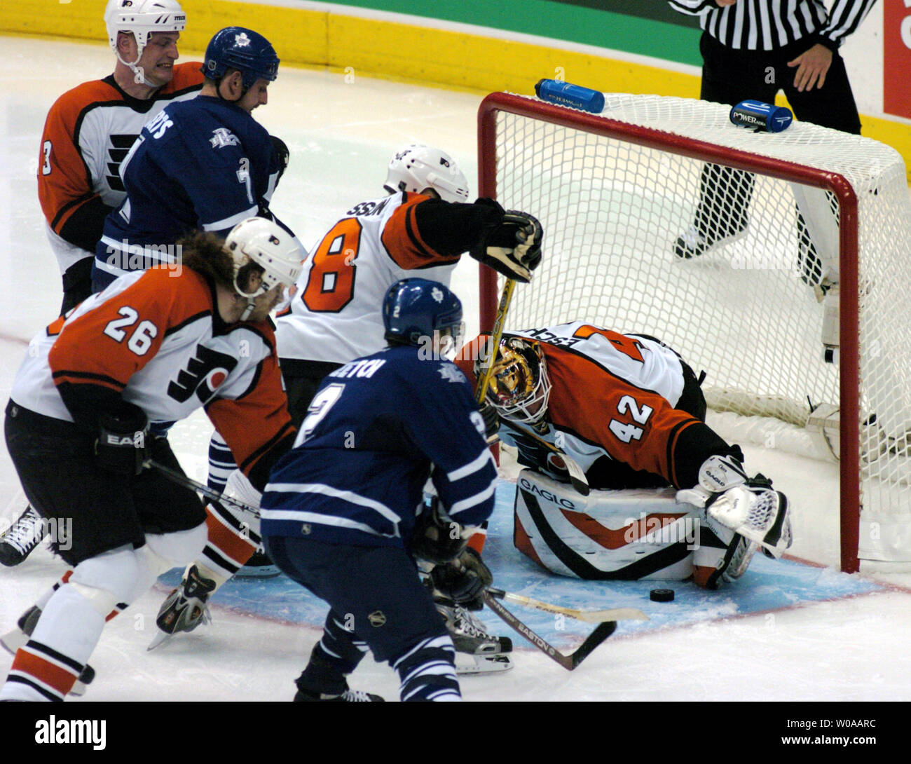 Philadelphia Flyers' Michal Handzus(Nr. 26), Marcus Ragnarsson und goalie Robert Esche versuchen, den Puck aus dem Knick wie Toronto Maple Leafs" Gary Roberts (Nr. löschen 7) und Brian Leetch bewegen, während der zweiten Periode Handeln in Spiel 4 der Serie in der zweiten Runde der NHL-Playoffs im Air Canada Centre in Toronto, Kanada, am 26.04.30., 2004. Die Blätter besiegten die Flyer 3-1 und band die Serie 2-2. (UPI Foto/Christine Kauen) Stockfoto