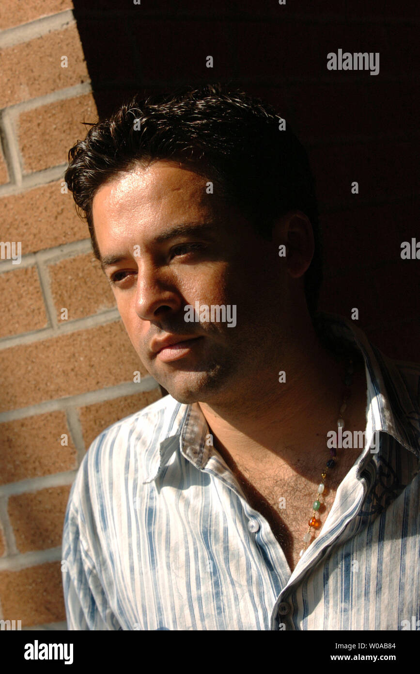 Schriftsteller Oscar Torres Streiks eine reflektierende in einem Fotoshooting im Hotel Intercontinental während des Toronto International Film Festival September 15, 2004 in Toronto, Kanada. Torres ist in der Stadt zu fördern" Unschuldige Stimmen", ein Film schrieb er gemeinsam mit dem Regisseur Luis Mandoki. (UPI Foto/Christine Kauen) Stockfoto