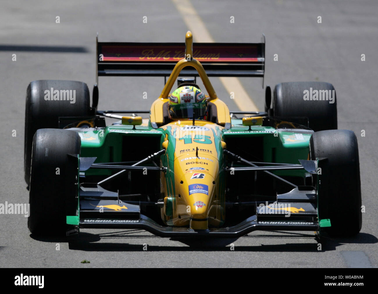 Montreal Champ Car Fahrer Alex Tagliani geht in die erste Reihe in der Champ Car Qualifying Rennen am Ausstellungsort für die Toronto Molson Indy am 8. Juli 2005. Tagliani Beiträge der dritte beste Zeit von 59.248 Sekunden auf seinen zwölften von 15 Runden in der Vorbereitung für die 20. Läuft der Molson Indy am 10. Juli. (UPI Foto/Gnade Chiu) Stockfoto