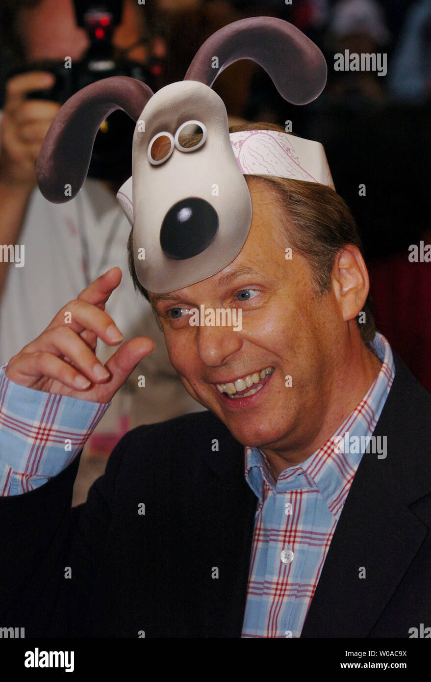 Regisseur Nick Park trägt einen Gromit Maske, als er das Toronto International Film Festival Gala Screening von "Wallace and Gromit - Der Fluch des Were-Rabbit' an Roy Thomson Hall in Toronto, Kanada, am 16. September 2005 beachtet. (UPI Foto/Christine Kauen) Stockfoto