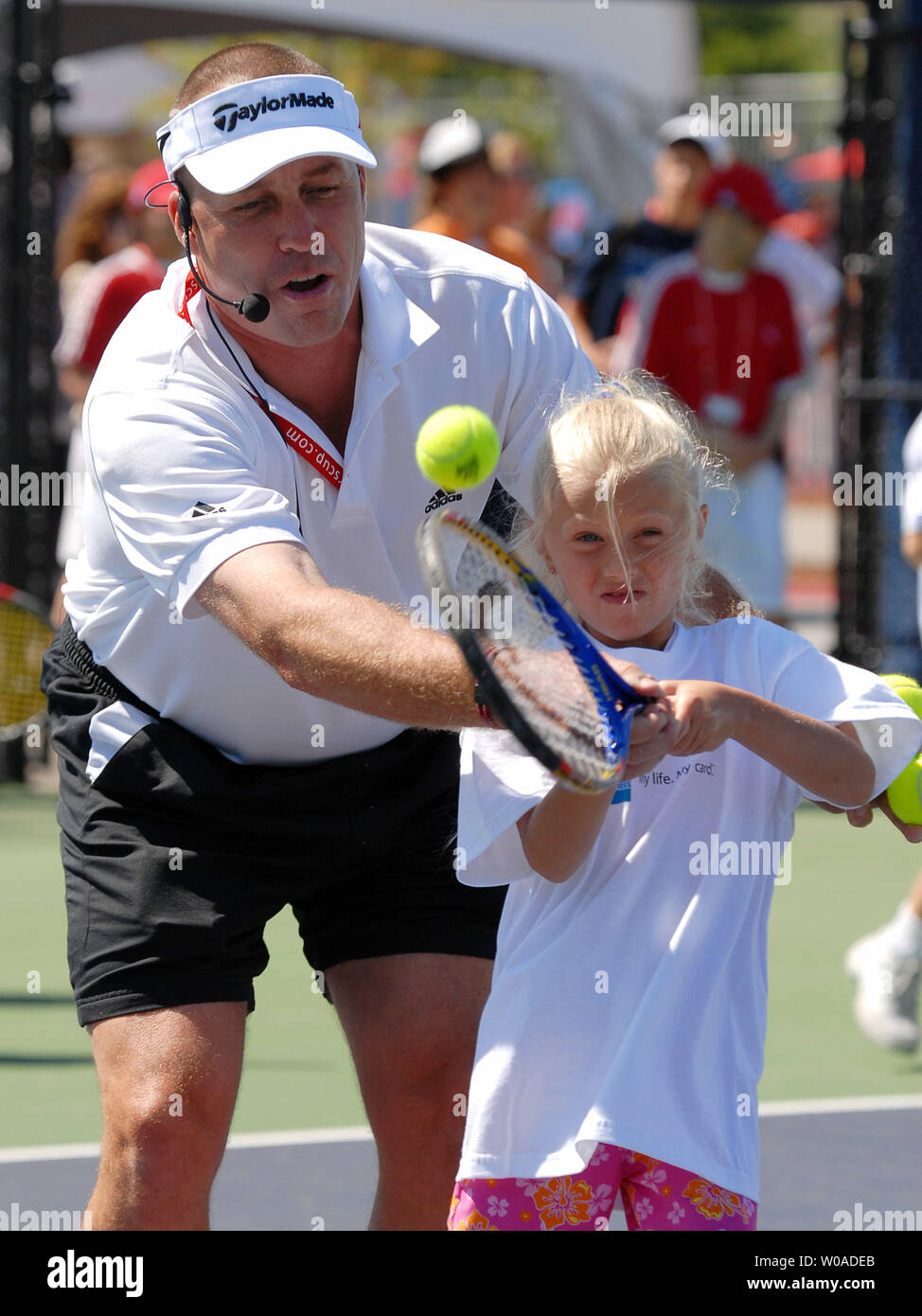 Tennis großer Ivan Lendl hilft dem 7-jährigen Anna Koulia, als sie einen Vorhand während der American Express Asse Programm in der Rexall Mitte in Toronto, Kanada, am 8. August 2006 Hits. Lendl, einen 6-mal Meister im Canadian Open, nahmen ebenfalls an der Eröffnungszeremonie des Rogers Schale in der Nacht zuvor, wie der Fall sein 125-jähriges Bestehen gefeiert. (UPI Foto/Christine Kauen) Stockfoto