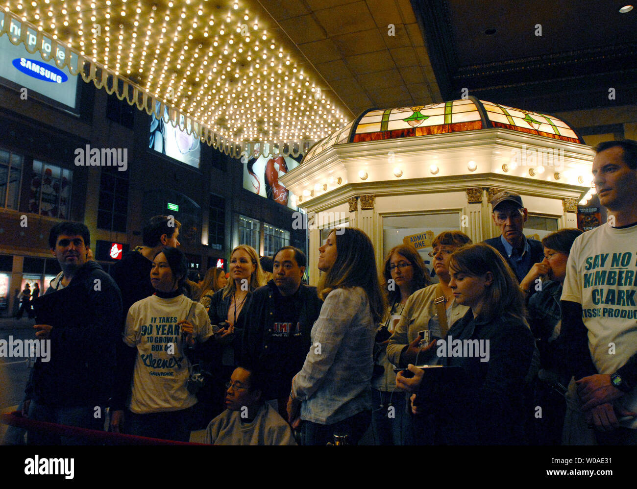 Fans warten auf dem roten Teppich unter die Lichter der Elgin Theater für Pierce Brosnan und Liam Neeson bei der Premiere des eraphim fällt während des Toronto International Film Festival in Toronto, Kanada, am 13. September 2006 zu kommen. (UPI Foto/Christine Kauen) Stockfoto Fans warten auf dem roten Teppich unter die Lichter der Elgin Theater für Pierce Brosnan und Liam Neeson bei der Premiere des eraphim fällt während des Toronto International Film Festival in Toronto, Kanada, am 13. September 2006 zu kommen. (UPI Foto/Christine Kauen) Stockfoto