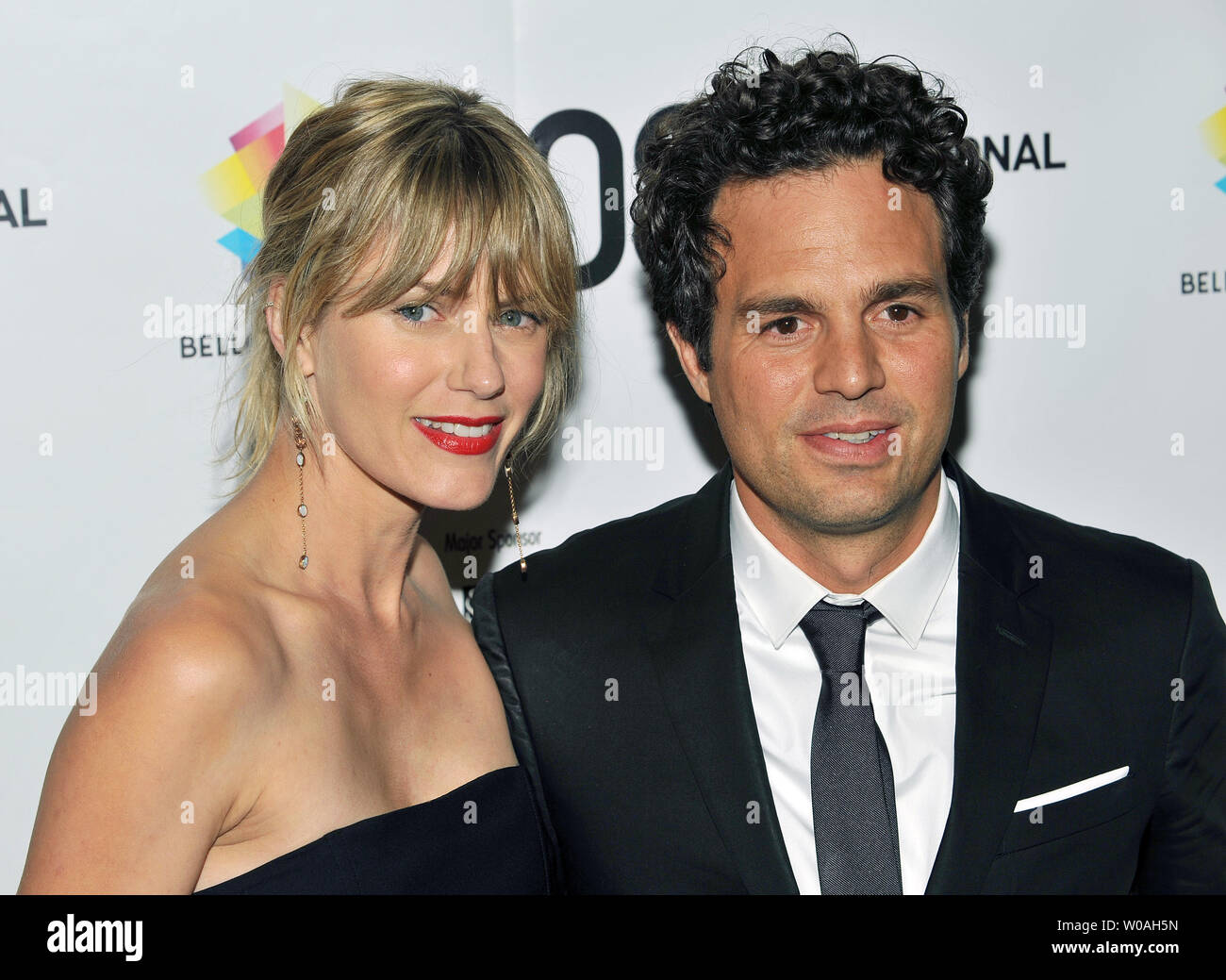 Schauspieler Mark Ruffalo (R) und seine Frau Sunrise Coigney kommen für die Premiere von 'Blindheit' an der Elgin Theater während der Toronto International Film Festival in Toronto, Kanada, am 6. September 2008. (UPI Foto/Christine Kauen) Stockfoto