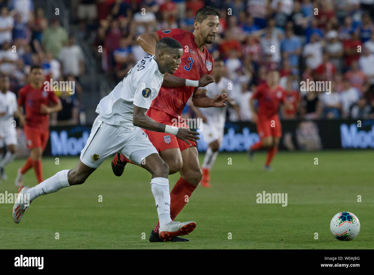 Kansas City, Kansas, USA. 25. Juni 2019. Panama vorwärts Jose Fajardo #17 (l) und USMNT defender Omar Gonzalez #3 (Hinter-r) vie für Feld Vorteil der ersten Hälfte des Spiels. Credit: Serena S.Y. Hsu/ZUMA Draht/Alamy leben Nachrichten Stockfoto