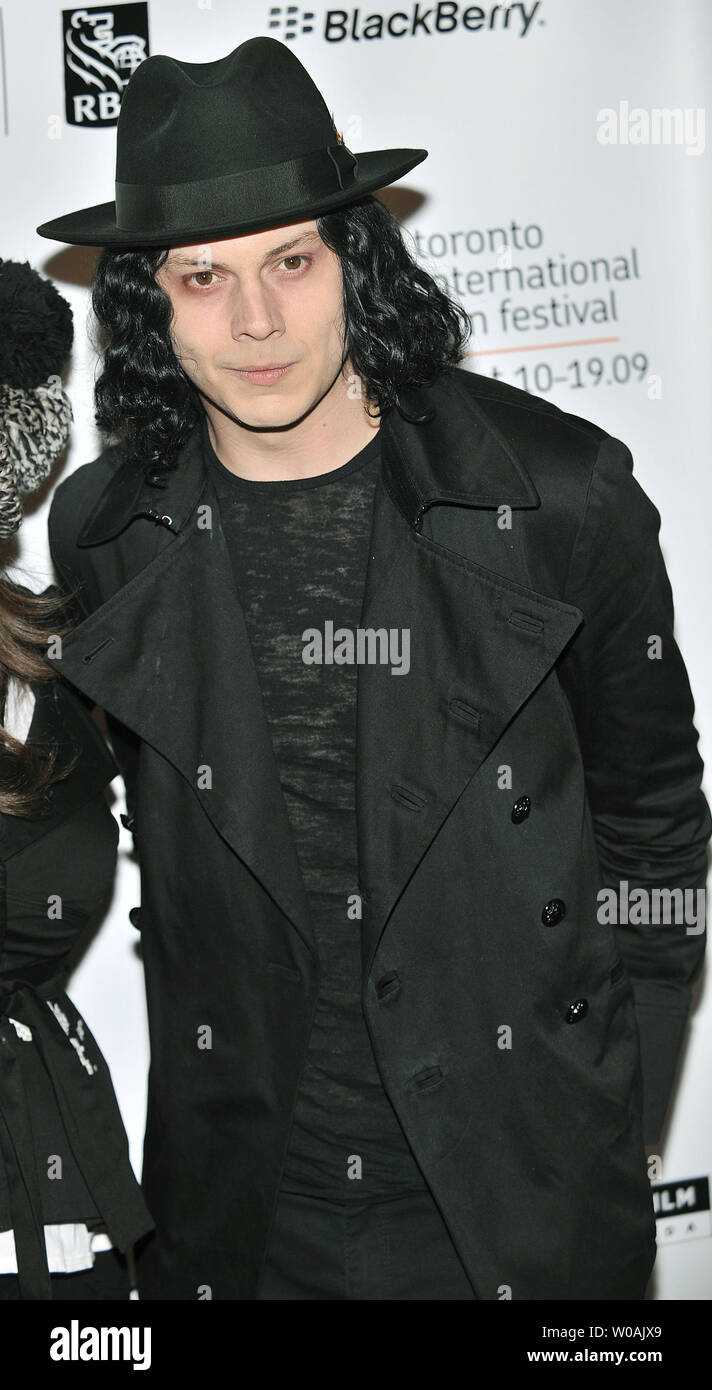 Weiße Streifen" singer/songwriter Jack White kommt für die Weltpremiere der Dokumentarfilm "Der weiße Streifen: Unter Great White Northern Lights" während des Toronto International Film Festival in der Elgin Theatre in Toronto, Kanada, am 18. September 2009. UPI/Christine Kauen Stockfoto Weiße Streifen" singer/songwriter Jack White kommt für die Weltpremiere der Dokumentarfilm "Der weiße Streifen: Unter Great White Northern Lights" während des Toronto International Film Festival in der Elgin Theatre in Toronto, Kanada, am 18. September 2009. UPI/Christine Kauen Stockfoto