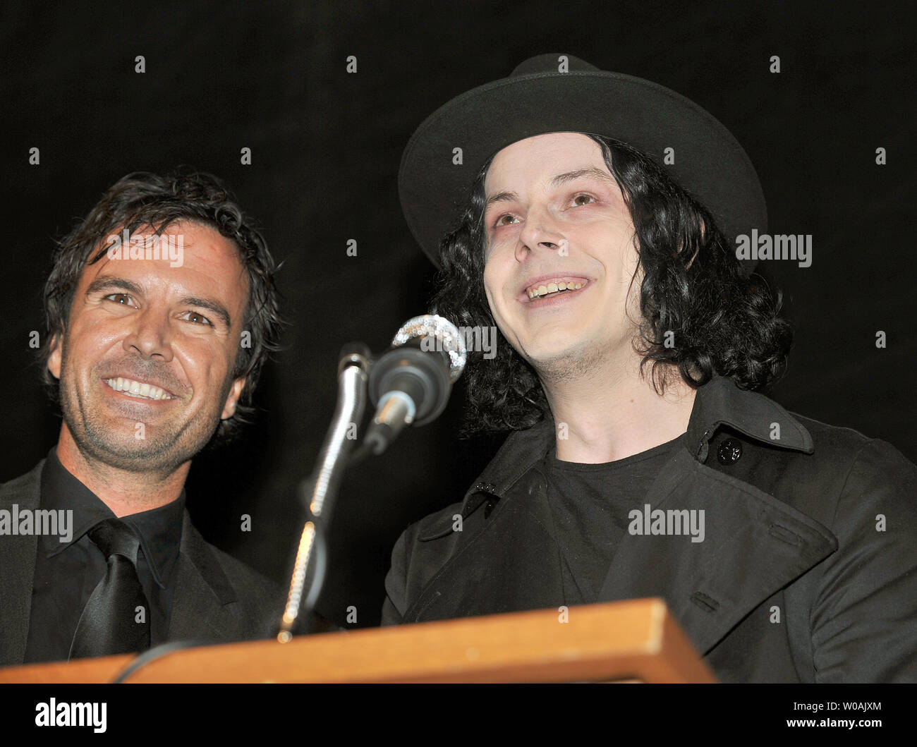 White Stripes' Jack White (R) und Direktor Emmett Malloy das Publikum begrüssen, bevor die Weltpremiere der Dokumentarfilm "Der weiße Streifen: Unter Great White Northern Lights" während des Toronto International Film Festival in der Elgin Theatre in Toronto, Kanada, am 18. September 2009. UPI/Christine Kauen Stockfoto White Stripes' Jack White (R) und Direktor Emmett Malloy das Publikum begrüssen, bevor die Weltpremiere der Dokumentarfilm "Der weiße Streifen: Unter Great White Northern Lights" während des Toronto International Film Festival in der Elgin Theatre in Toronto, Kanada, am 18. September 2009. UPI/Christine Kauen Stockfoto