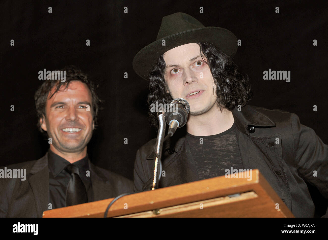 White Stripes' Jack White (R) und Direktor Emmett Malloy das Publikum begrüssen, bevor die Weltpremiere der Dokumentarfilm "Der weiße Streifen: Unter Great White Northern Lights" während des Toronto International Film Festival in der Elgin Theatre in Toronto, Kanada, am 18. September 2009. UPI/Christine Kauen Stockfoto White Stripes' Jack White (R) und Direktor Emmett Malloy das Publikum begrüssen, bevor die Weltpremiere der Dokumentarfilm "Der weiße Streifen: Unter Great White Northern Lights" während des Toronto International Film Festival in der Elgin Theatre in Toronto, Kanada, am 18. September 2009. UPI/Christine Kauen Stockfoto