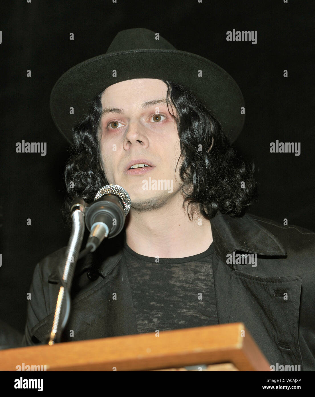 White Stripes' Jack White (R) begrüßt das Publikum vor der Weltpremiere der Dokumentarfilm "Der weiße Streifen: Unter Great White Northern Lights" während des Toronto International Film Festival in der Elgin Theatre in Toronto, Kanada, am 18. September 2009. UPI/Christine Kauen Stockfoto White Stripes' Jack White (R) begrüßt das Publikum vor der Weltpremiere der Dokumentarfilm "Der weiße Streifen: Unter Great White Northern Lights" während des Toronto International Film Festival in der Elgin Theatre in Toronto, Kanada, am 18. September 2009. UPI/Christine Kauen Stockfoto
