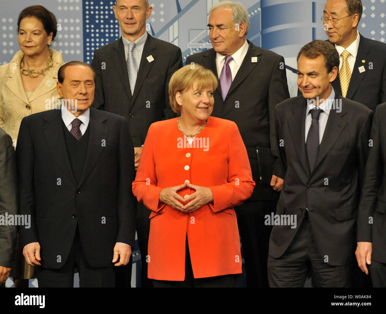 Die deutsche Bundeskanzlerin Angela Merkel (C) steht zwischen dem italienischen Ministerpräsidenten Silvio Berlusconi (L), und der spanische Premierminister Jose Luis Rodriguez Zapatero (R) bei einem Gruppenfoto auf dem G20-Gipfel in Toronto, Ontario am 27. Juni 2010. UPI/Alex Volgin Stockfoto