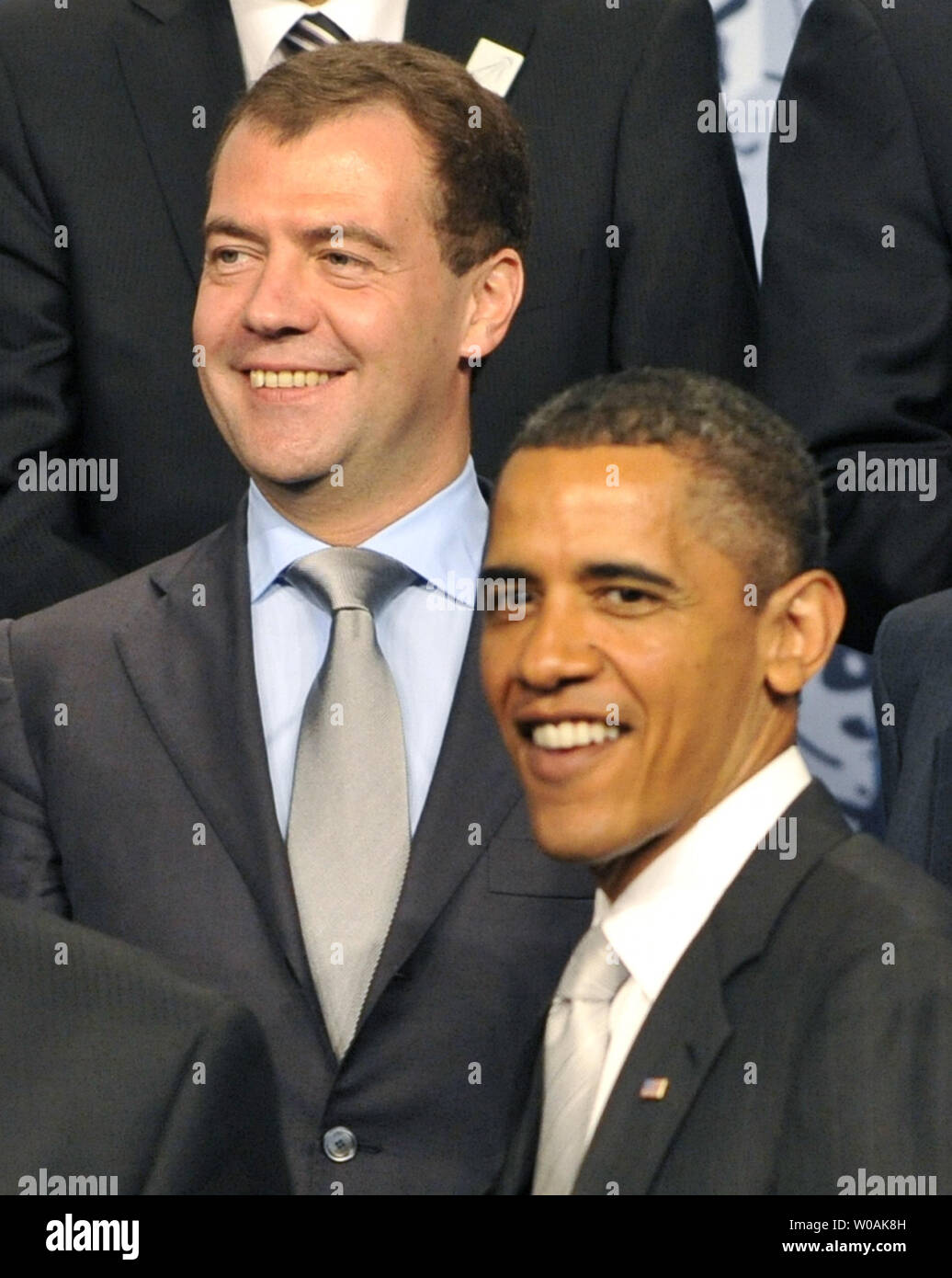Us-Präsident Barack Obama (R) und der russische Präsident Dmitri Medwedew posieren für ein Gruppenfoto während der G20-Gipfel in Toronto, Ontario am 27. Juni 2010. UPI/Alex Volgin Stockfoto