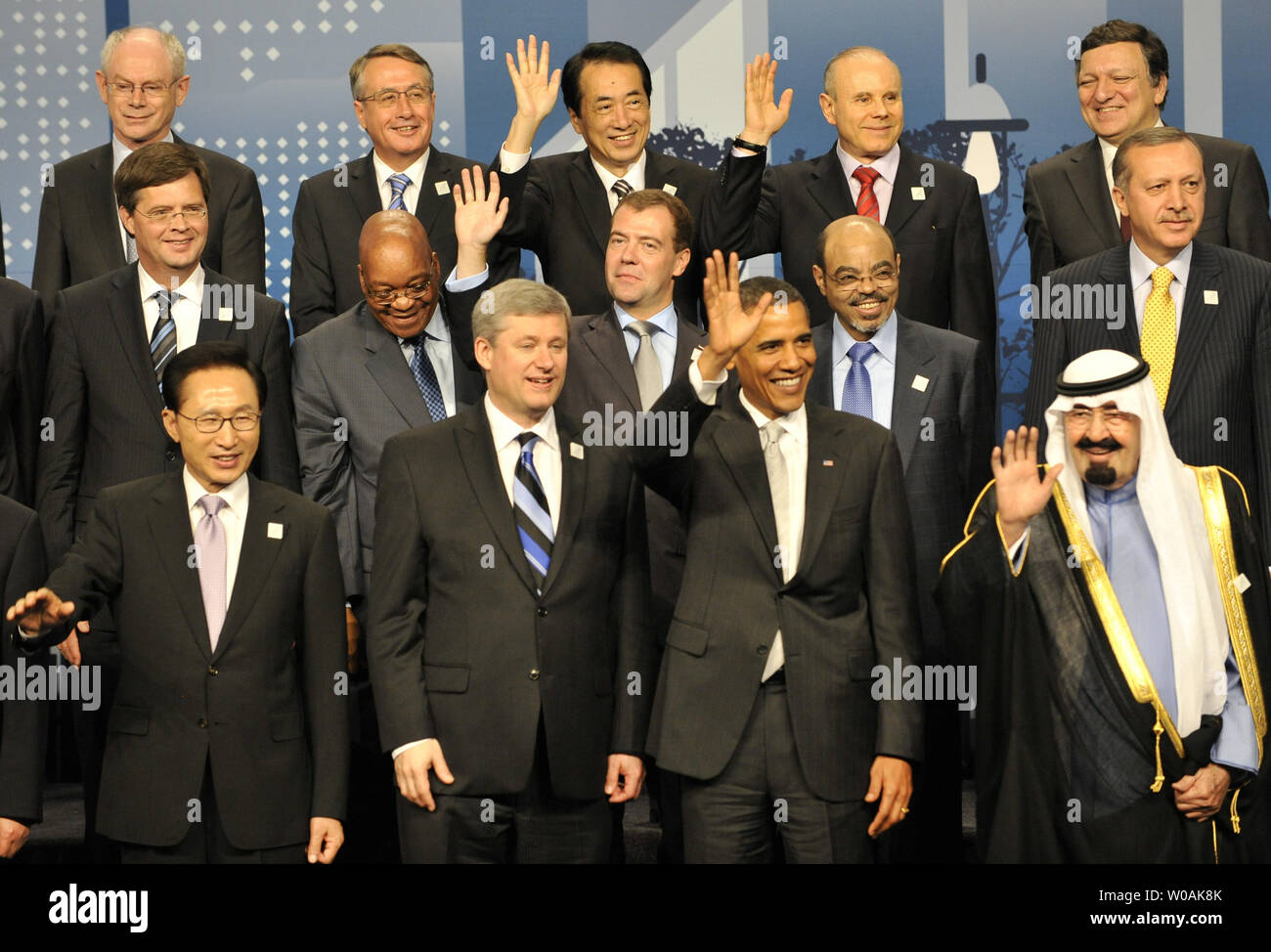 Us-Präsident Barack Obama (2. R) Wellen während ein Gruppenfoto mit den Staat- und Regierungschefs auf dem G20-Gipfel in Toronto, Ontario am 27. Juni 2010. UPI/Alex Volgin Stockfoto