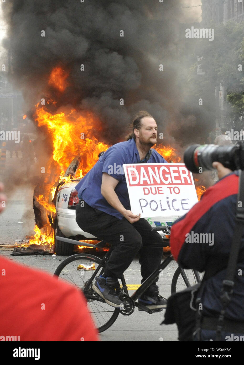 Ein anti-Globalistischen Demonstrant ein Fahrrad auf einer Kundgebung gegen den G20-Gipfel in Toronto, Ontario am 26. Juni 2010. UPI/Alex Volgin. Stockfoto