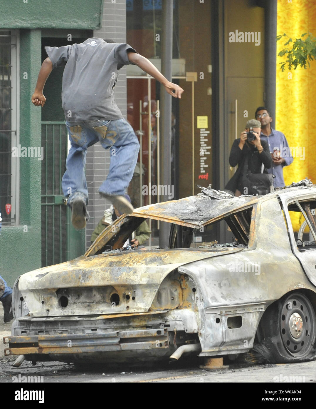 Ein anti-Globalistischen Demonstrant zertrümmert ein Auto während der G20-Gipfel in Toronto, Ontario am 26. Juni 2010. UPI/Alex Volgin. Stockfoto