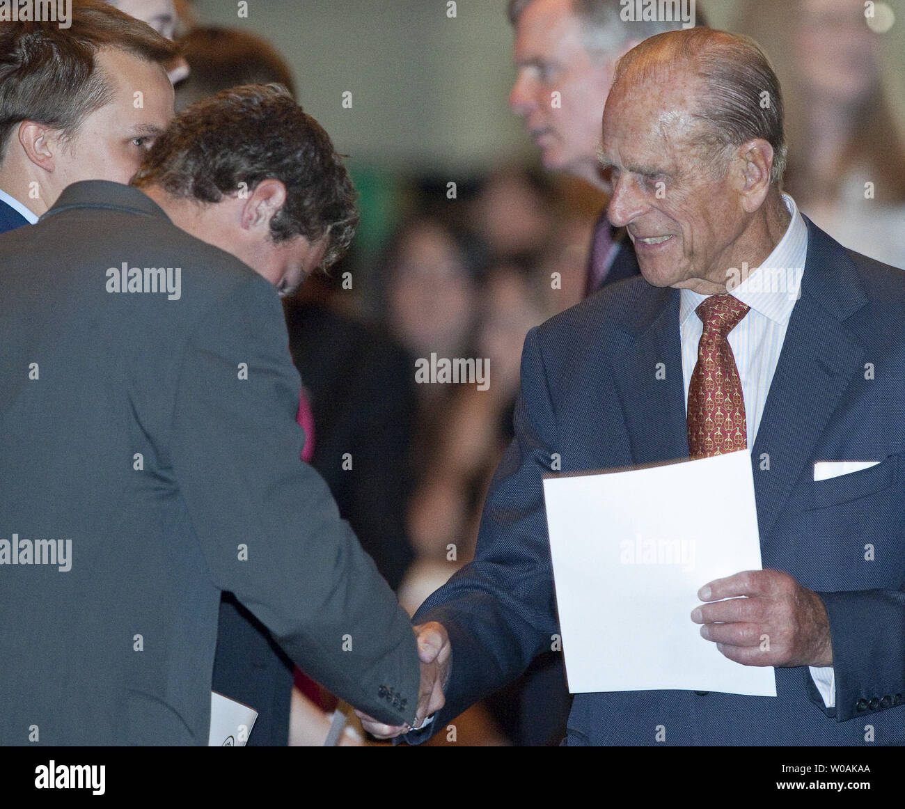 Großbritanniens Prinz Philip, Herzog von Edinburgh Hände Auszeichnungen an Studenten der Royal York Hotel in Toronto, Ontario, 5. Juli 2010. Die Queen und Prinz Philip sind am Tag acht ihrer neun Tag Royal Tour durch Kanada. UPI/Heinz Ruckemann Stockfoto